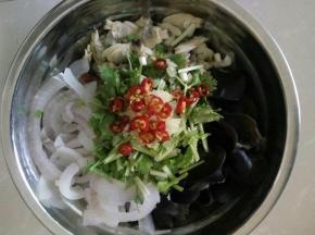 全部沥干水份，放上香菜段、葱花、蒜泥和小米椒圈