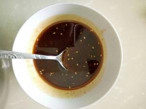 把除料酒的辅料全部放入小碗里拌匀