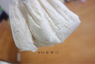 发酵好的老面是这样的，方子量有点多你可以分成每一袋50g冰箱冷冻，随用随取很方便