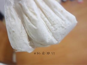 发酵好的老面是这样的，方子量有点多你可以分成每一袋50g冰箱冷冻，随用随取很方便