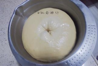 用手指沾水或者面粉戳一个洞检查，不回缩不塌陷即发酵完成