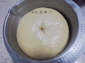 用手指沾水或者面粉戳一个洞检查，不回缩不塌陷即发酵完成
