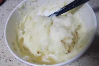 趁热倒入植物油/黄油，用保鲜膜包起来放凉