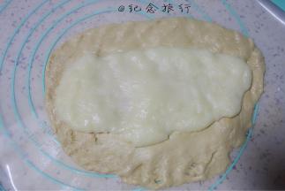 将面团擀开牛舌状再往一边拉薄一点，放上铺平的麻薯