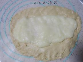 将面团擀开牛舌状再往一边拉薄一点，放上铺平的麻薯