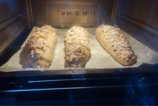 烤箱放一盆温水 38度左右发酵至两倍大，轻碰表面轻微回弹