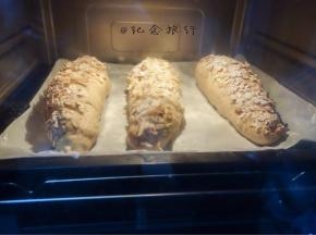 烤箱放一盆温水 38度左右发酵至两倍大，轻碰表面轻微回弹