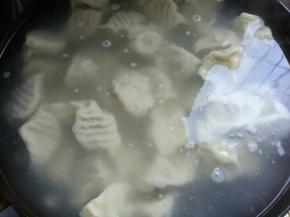 锅内加水坐火上烧开，下入饺子，煮熟即可。