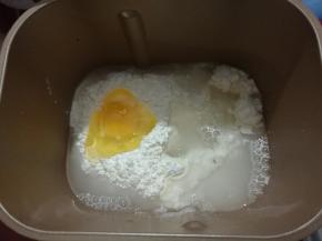 面团内材料放入面包机桶内。