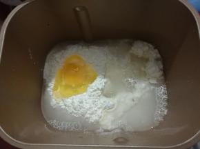 面团内材料放入面包机桶内。