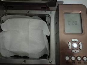 装回面包机，（桶上盖一张纸巾，防止面粉飞溅。）启动和面程序，设置20分钟。
