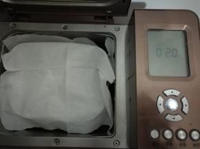 装回面包机，（桶上盖一张纸巾，防止面粉飞溅。）启动和面程序，设置20分钟。