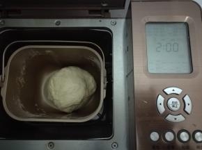 面团揉好，在面包机内让面团松弛。（有了面包机真是方便，吃饺子包包子烙饼统统交给面包机，解放了我的双手）。