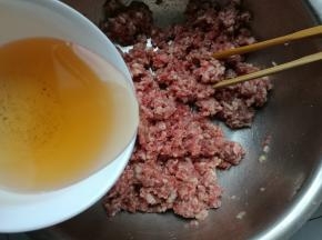 调馅，肉馅分次加入花椒大料水（花椒大料桂皮香叶放锅里煮开盖盖焖十分钟）。