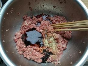 加入生抽、老抽、胡椒粉顺一个方向搅拌均匀。