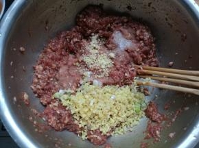 加入盐、姜末搅拌均匀。