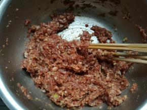 至肉馅起粘性，图是打好的肉馅。