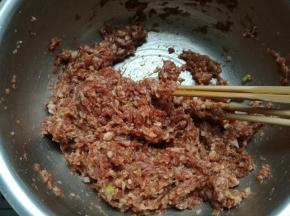 至肉馅起粘性，图是打好的肉馅。