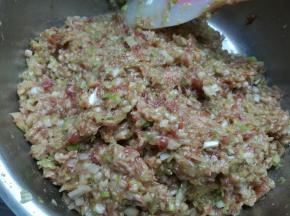 加入白菜馅、香油搅拌均匀，饺子馅就调好了。
