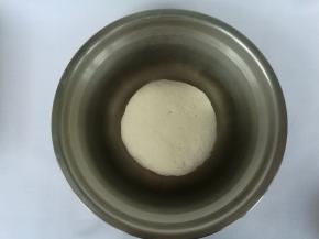 材料全部放进盆内，先用筷子搅拌均均，再用手揉成光滑的面团。