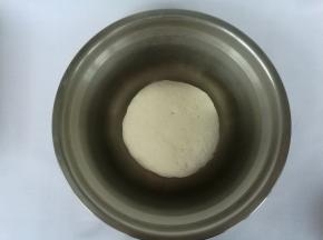 材料全部放进盆内，先用筷子搅拌均均，再用手揉成光滑的面团。