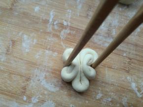 中间部分弯向自己身侧，用筷子向两个圆圈中间夹一下。