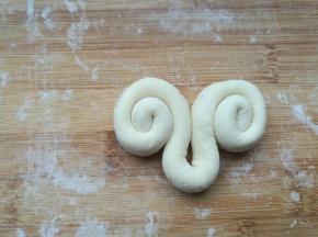 两头向中间卷。