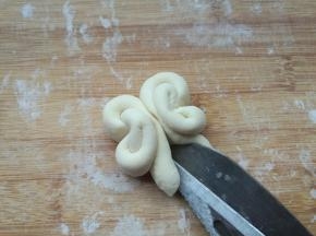 再用剪子把中间剪开，就是小蝴蝶的两个触角。