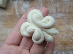 一个漂亮的小蝴蝶就做好了。