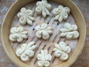其他依次做好，装入笼屉。
