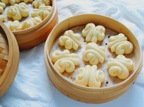 蒸好后关火，三分钟后再开盖。取出。
