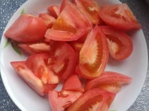 番茄洗净切成块。