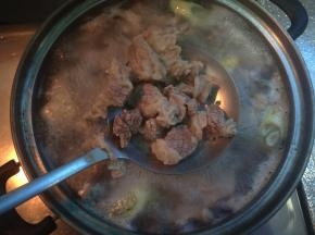 牛腩滚开时捞出放盆，备用。