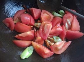 倒入番茄块翻炒，加入糖。