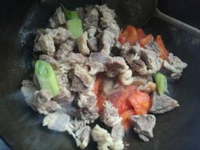 下入牛肉块翻炒均匀，加入盐适量。