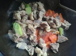 下入牛肉块翻炒均匀，加入盐适量。