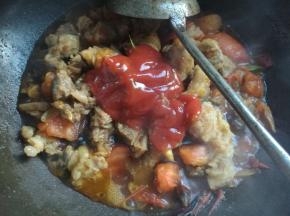 加入两大勺番茄酱，翻炒均匀。再加入生抽，老抽翻炒均匀。