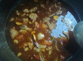 加入没过牛肉的热水。