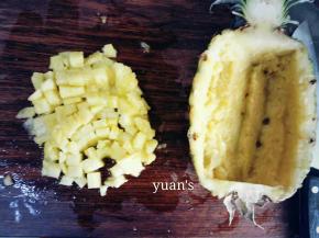 菠萝挖出肉，切小丁
