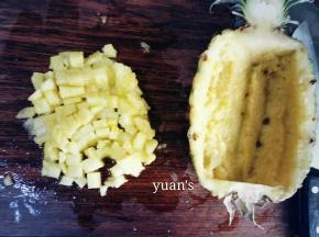 菠萝挖出肉，切小丁