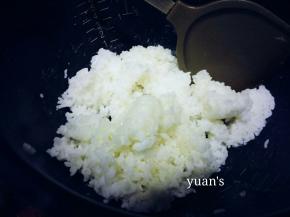 米饭用10g植物油拌匀