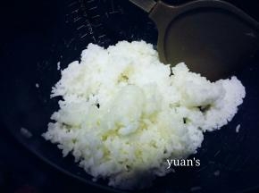 米饭用10g植物油拌匀