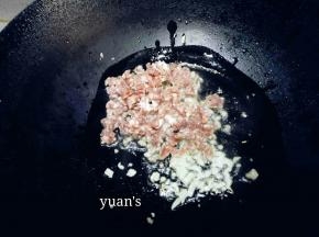 锅内倒入剩余植物油，油温加肉沫、蒜末翻炒
