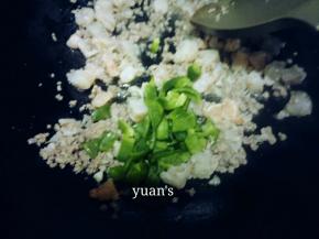 之后加入青椒翻炒均匀
