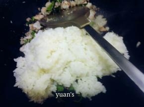 炒匀，加入米饭