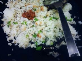 米饭炒匀后加入虾膏、盐翻炒