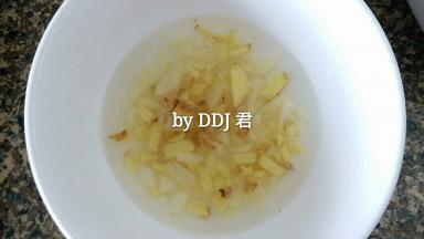 大蒜和生姜切小，用开水泡下，取汁用