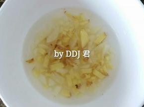 大蒜和生姜切小，用开水泡下，取汁用