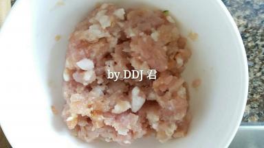 生姜大蒜水 生粉 生抽 盐 香油一起放入肉沫里，拌均匀腌制一会儿