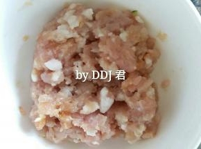 生姜大蒜水 生粉 生抽 盐 香油一起放入肉沫里，拌均匀腌制一会儿